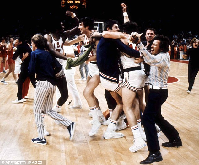 USA-ZSRR 1972 rok: przedwczesna radość koszykarzy z USA.