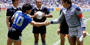 Diego Maradona i Peter Shilton przed meczem Argentyna-Anglia. Szczególną uwagę przykuwają bardzo krótkie spodenki obu graczy.