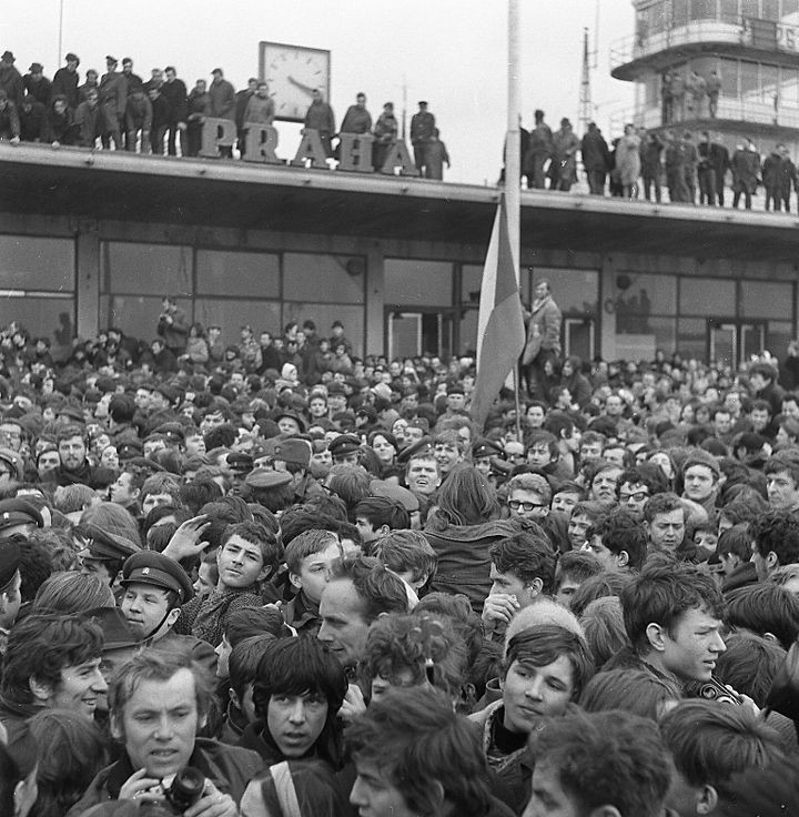 Tłumy kibiców witają swoich bohaterów na praskim lotnisku. 31 marca 1969 rok