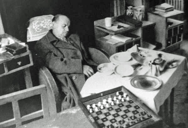 Zwłoki Aleksandra Alechina znalezione w hotelu. Rok 1946. źródło: https://en.chessbase.com/