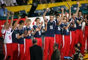 Polscy siatkarze odbierają srebrne medale MŚ 2006