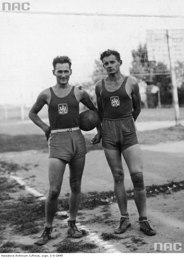 Powstanie Warszawskie sportowcy: Romuald Wirszyłło (z lewej) źródło: nac.gov.pl