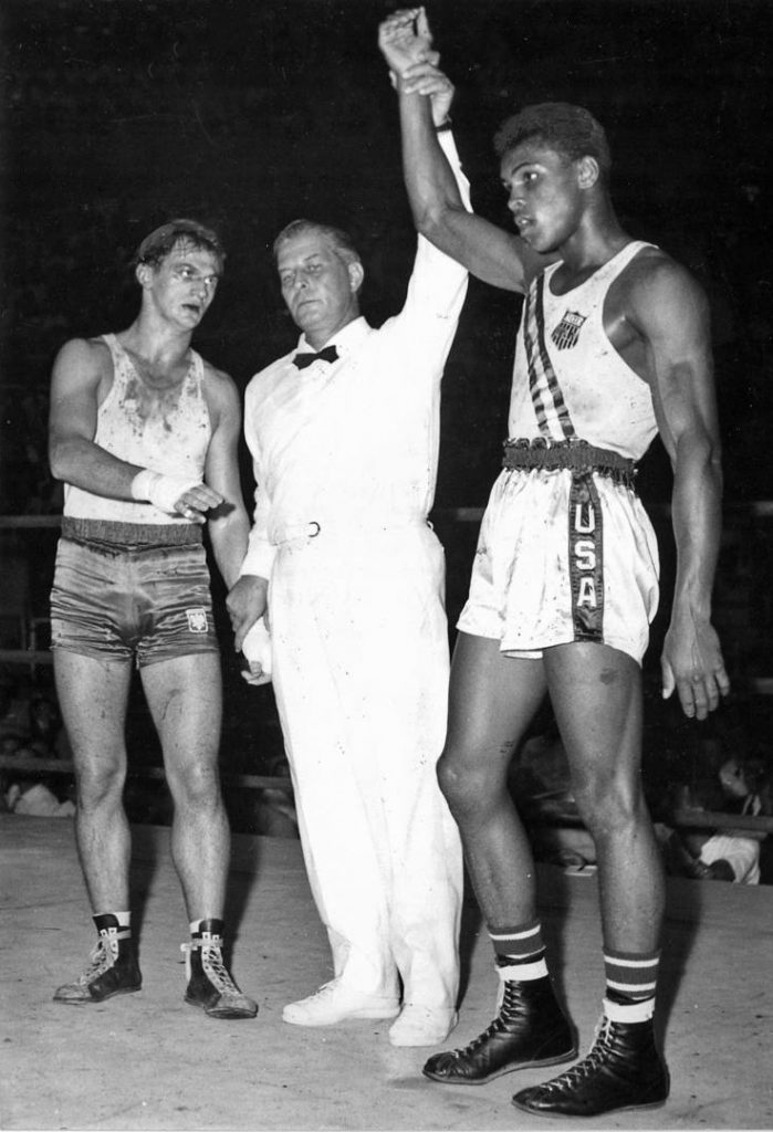 Rok 1960. Zbigniew Pietrzykowski (z lewej) i Cassius Clay (z prawej) po walce o olimpijskie złoto.