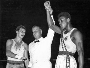 Rok 1960. Zbigniew Pietrzykowski (z lewej) i Cassius Clay (z prawej) po walce o olimpijskie złoto.