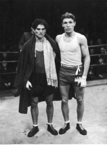 Antoni Kolczyński (z prawej) i bokser włoski Pittori stoją na ringu.