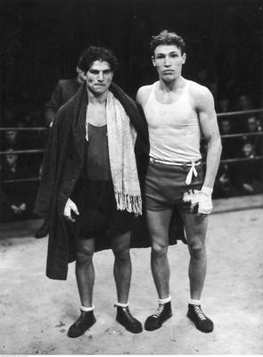 Antoni Kolczyński (z prawej) i bokser włoski Pittori stoją na ringu.