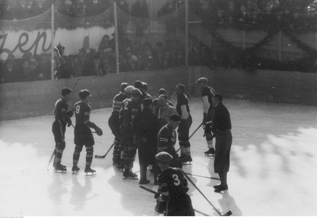Mistrzostwa świata w hokeju na lodzie 1931. Fragment meczu hokeja na lodzie Polska - Czechosłowacja.