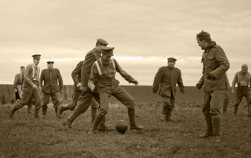 Rozejm bożonarodzeniowy sprawił, że żołnierze zagrali wspólnie w piłkę nożną / źródło: autor nieznany/CC BY-SA 4.0