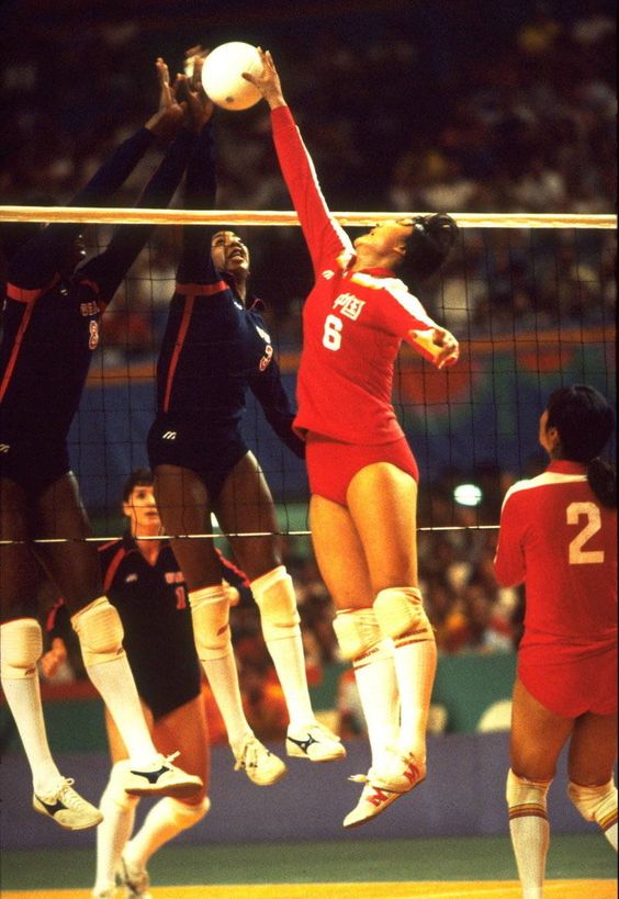 W finale olimpijskim z 1984 roku Amerykanki uległy Chinkom. Dzień później Arie Selinger pożegnał się ze swoimi dziewczynami. Źródło: domena publiczna