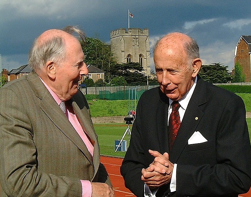 Roger Bannister i John Landy w 50. rocznicę rekordowego biegu źródło: GooglerW/CC BY-SA 4.0