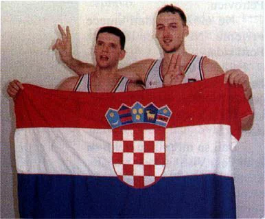 Dražen Petrović i Dino Radja z flagą Chorwacji - Wiki Images / Domena publiczna