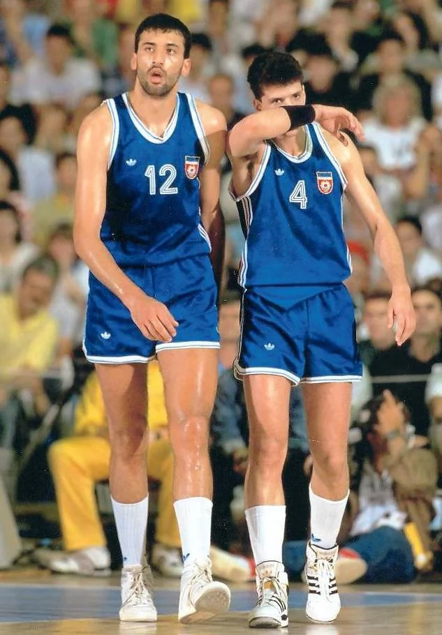 Vlade Divac i Dražen Petrović w trakcie mistrzostw świata w 1990 r. - Wiki Images / Domena publiczna