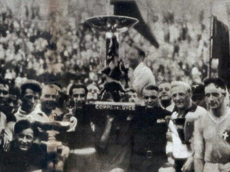 Historia mistrzostw świata w piłce nożnej. Włochy 1934. Włosi z trofeum Coppa del Duce - Wiki Images / Domena publiczna