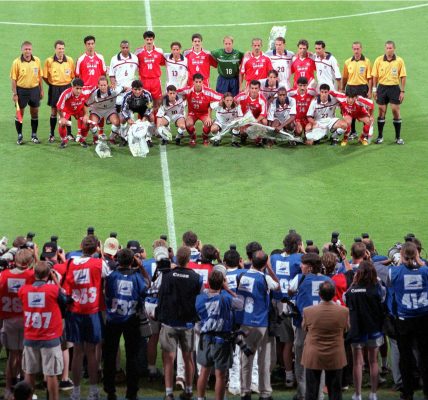 Francja 1998. USA - Iran, zdjęcie piłkarzy przed spotkaniem źródło: https://twitter.com/FIFAcom