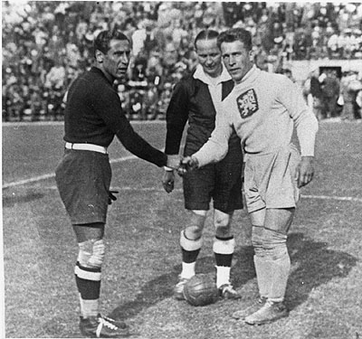 Gianpiero Combi z Włoch i František Plánička z Czechosłowacji przed meczem finałowym - Wiki Images / Domena publiczna