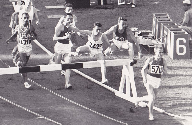 Finał olimpijski w biegu na 3000 m. Zdzisław Krzyszkowiak widoczny w tle po lewej stronie