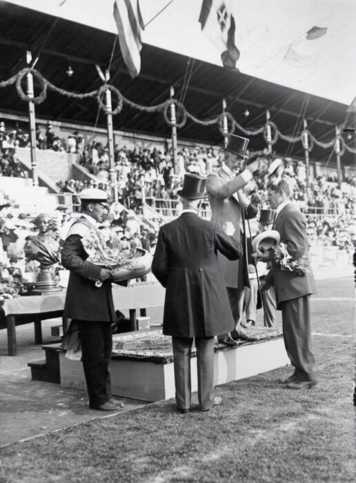 Jim Thorpe odbiera złoty medal olimpijski z rąk króla Gustawa V fot. domena publiczna