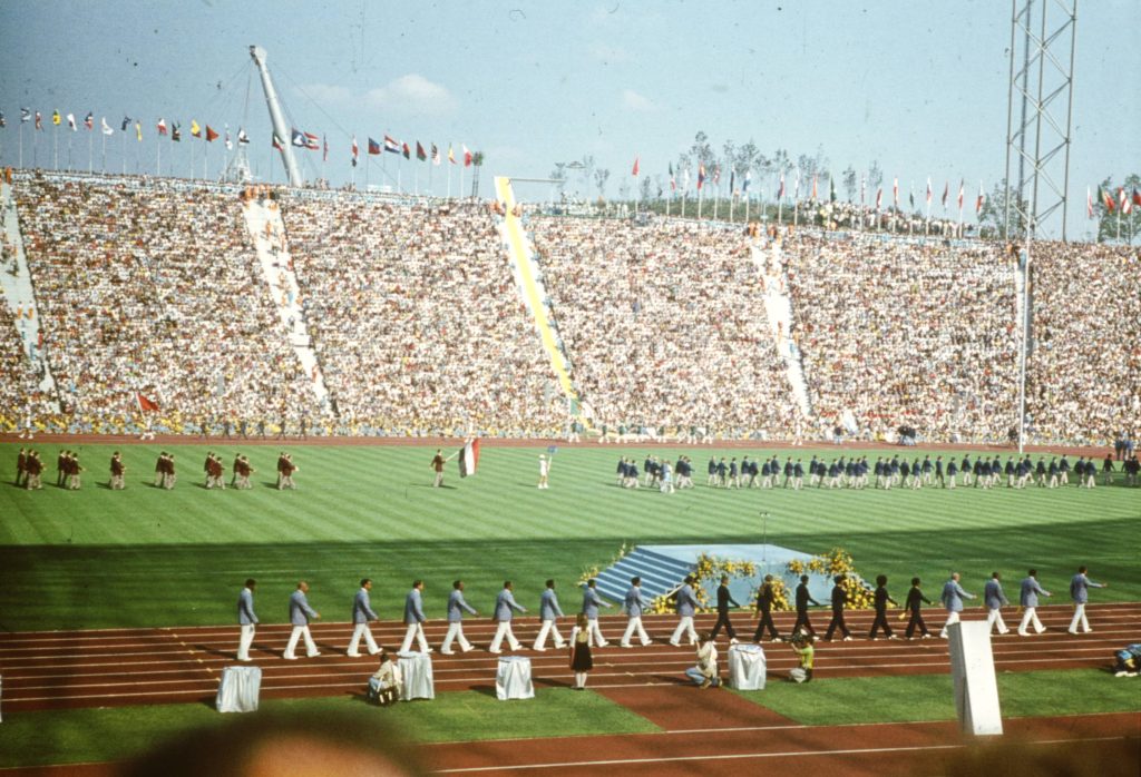 Stadion Olimpijski w Monachium w 1972 roku w trakcie ceremonii otwarcia igrzysk olimpijskich