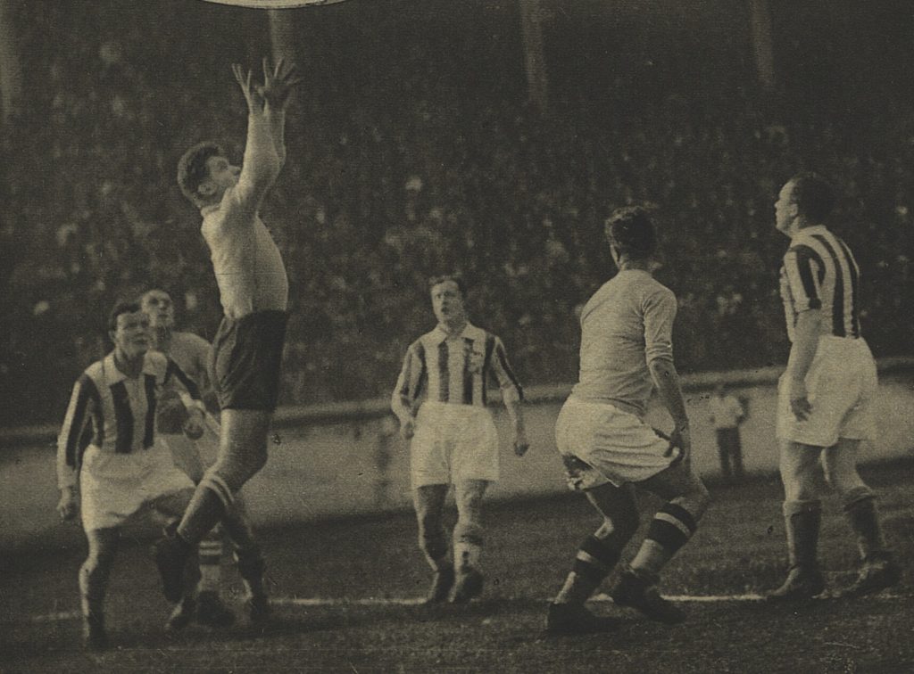 Mecz Włochy-Czechosłowacja z 1931 roku. František Plánička łapie piłkę (fot. domena publiczna)