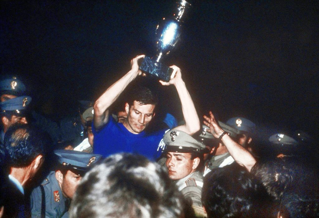 Mistrzostwa Europy w 1968 roku. Finał. Giacinto Facchetti z Pucharem Henri'ego Delaunaya (fot. Cesare Galimberti/domena publiczna)