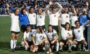 22 czerwca 1980. Piłkarze RFN świętują swój sukces na mistrzostwach Europy 1980 po zwycięskim finale z Belgią (2-1)
