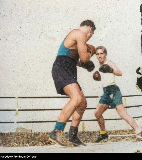 Rok 1948. Zygmunt Chychła i Siergiej Szczerbakow podczas walki na ringu. fot. Narodowe Archiwum Cyfrowe