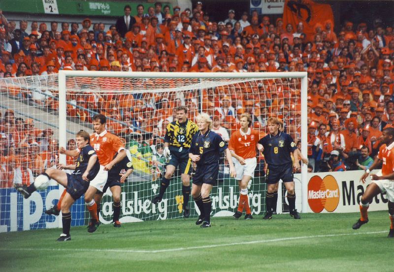 Mistrzostwa Europy 1996. Fragment meczu Holandia-Szkocja fot. https://www.flickr.com/photos/34517490@N00/