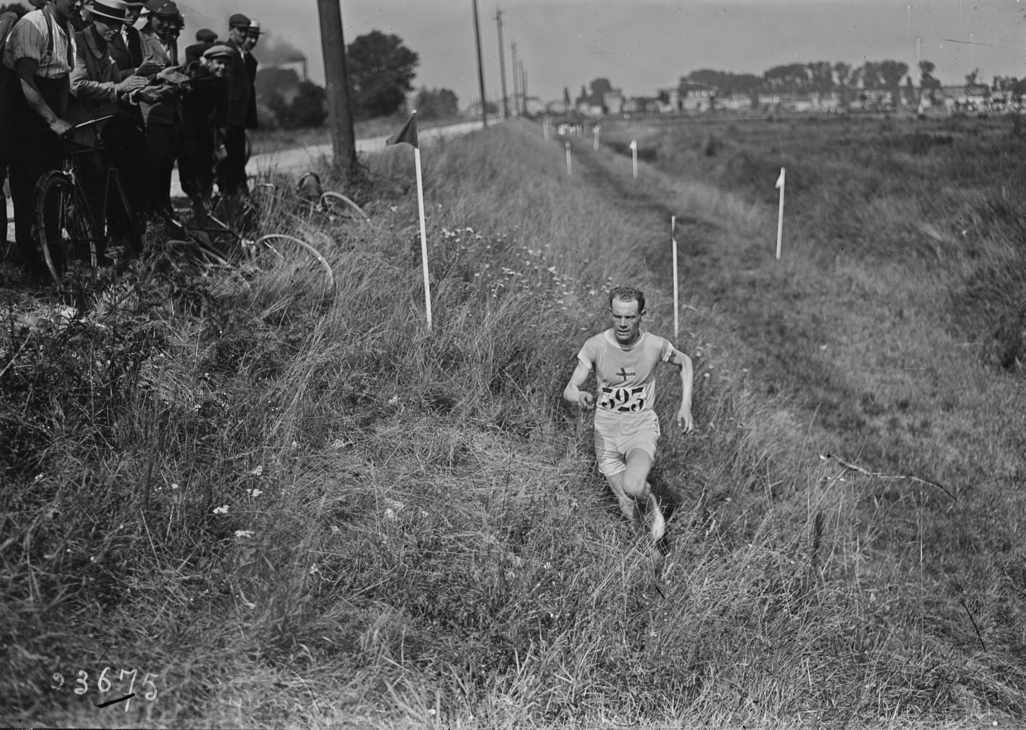 Paavo Nurmi w biegu przełajowym na igrzyskach olimpijskich w 1924 roku. fot. domena publiczna
