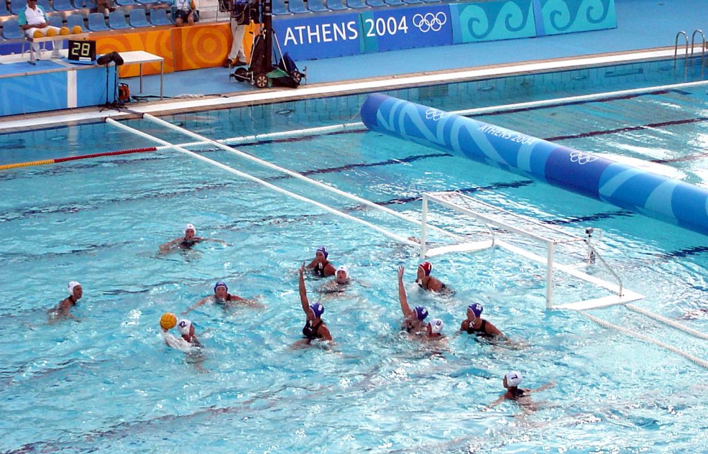 Mecz piłki wodnej na igrzyskach olimpijskich w Atenach w 2004 roku. fot. Maksim/CC BY-SA 3.0