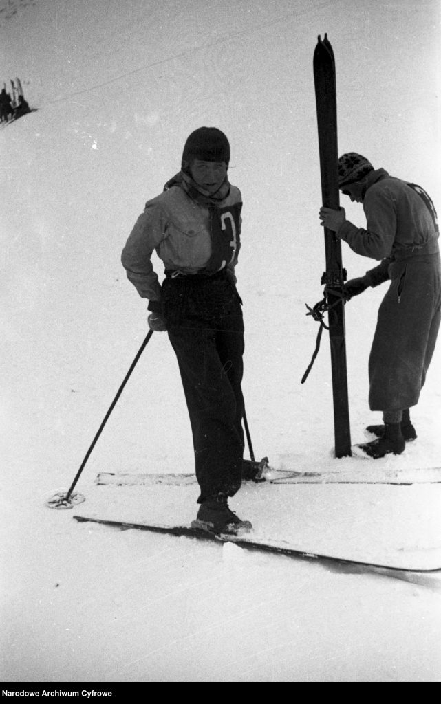 Uczestnicy slalomu narciarskiego na Hali Kondratowej przed startem. Widoczna m.in.: Helena Marusarzówna (z nr. 3). fot. Narodowe Archiwum Cyfrowe/domena publiczna