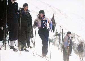 Uczestnicy slalomu narciarskiego na Hali Kondratowej przed startem. Widoczna m.in.: Helena Marusarzówna (z nr. 3).