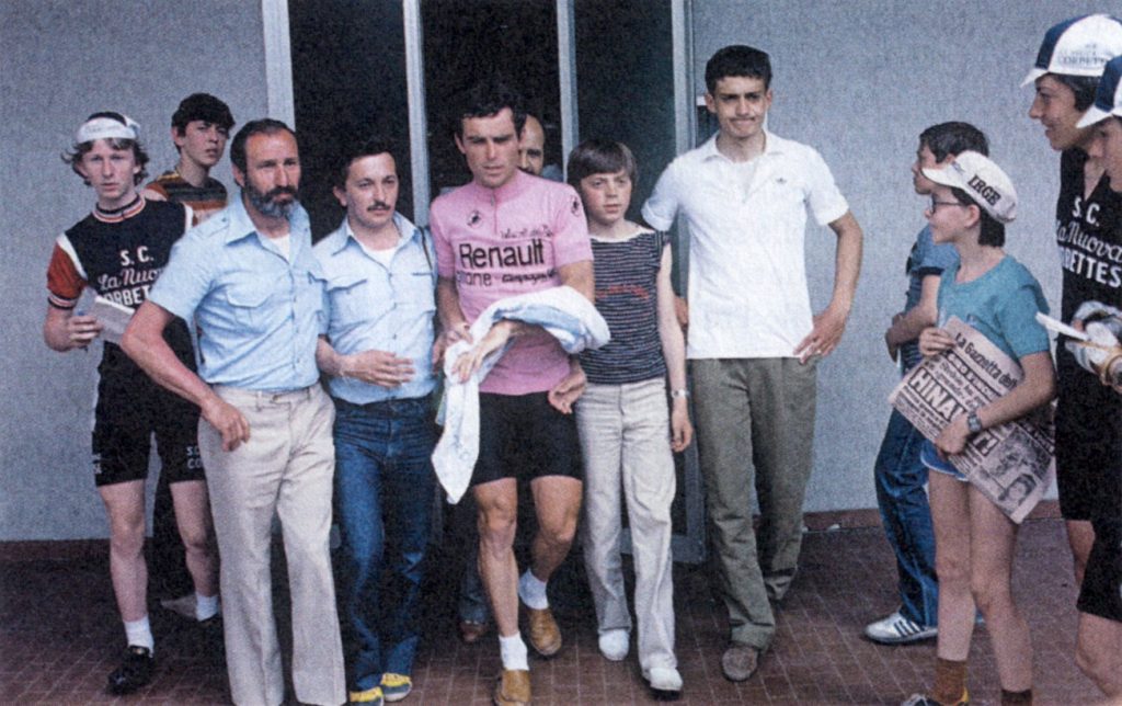 Bernard Hinault w różowej koszulce na koniec zwycięskiego Giro d'Italia w 1980 roku fot. domena publiczna