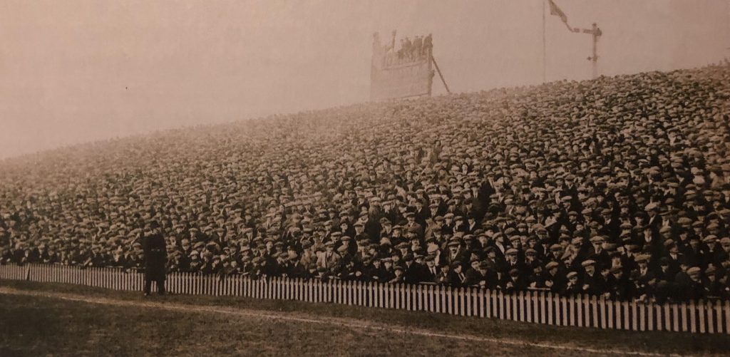 Kibice Millwall oglądają derby południowego Londynu na "The Den" przeciwko Crystal Palace w powtórce Pucharu Anglii z 1922 roku