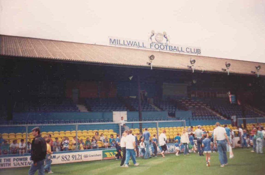 Stadion "The Old Den" w 1988 roku fot. domena publiczna