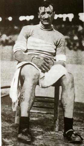 Luigi Ganna siedzący po Giro w 1909 roku