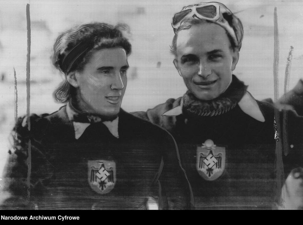 Christl Cranz (z lewej) i Josef Jennewein - niemieccy zwycięzcy na narciarskich mistrzostwach świata w 1941 r. w Cortina d`Ampezzo. fot. Narodowe Archiwum Cyfrowe