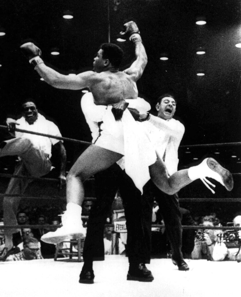 Cassius Clay po zwycięstwie nad Sonny Liston'em w 1964 roku fot. Bob Bailey/domena publiczna