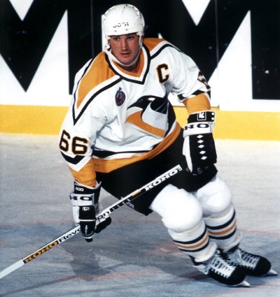 Mario Lemieux w 1992 roku fot. Tony McCune - Flickr: Mario Lemieux, Hall of Famer/CC BY 2.0