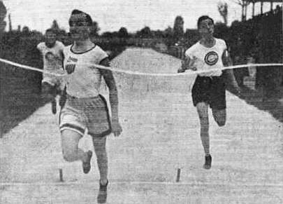 Rok 1912, Władysław Ponurski (Pogoń Lwów) finiszuje przed Edwardem Jakubowiczem (Czarni Lwów) fot. domena publiczna