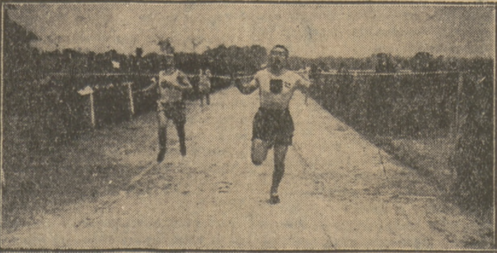 Władysław Ponurski na finiszu fot. Przegląd Sportowy nr 108/1936