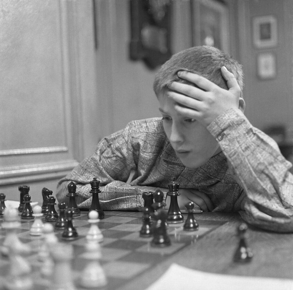 Robert "Bobby" Fischer w 1956 roku fot. domena publiczna