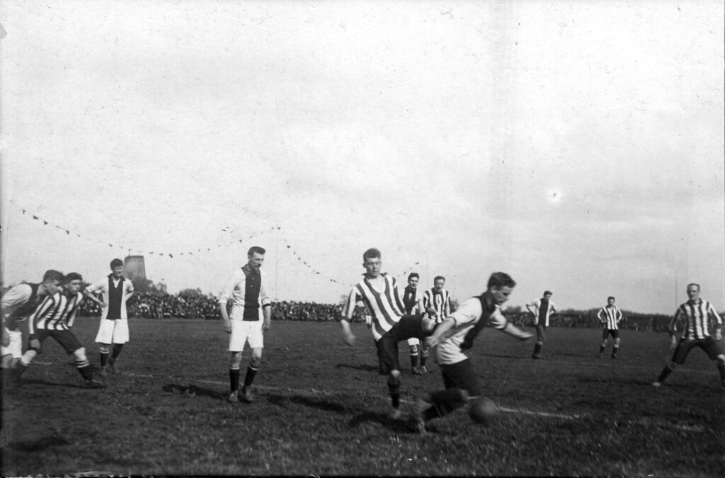 Ajax v Sparta Rotterdam w 1912 roku fot. domena publiczna