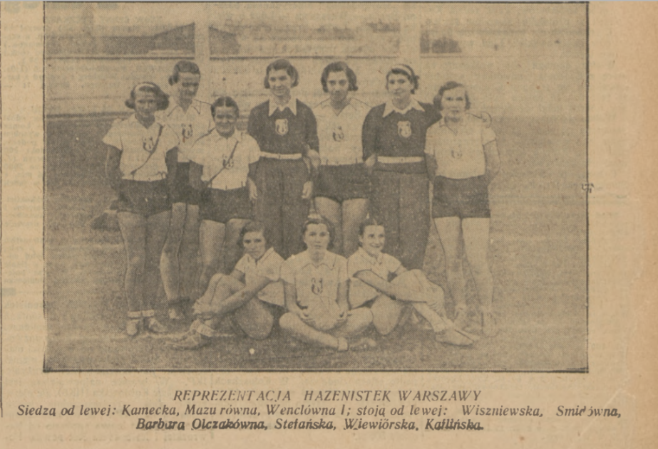 Danuta Stefańska-Majewska (stoi trzecia z prawej), fot. 5. Przegląd Sportowy. R. 16, 1936, nr 107, s. 3.