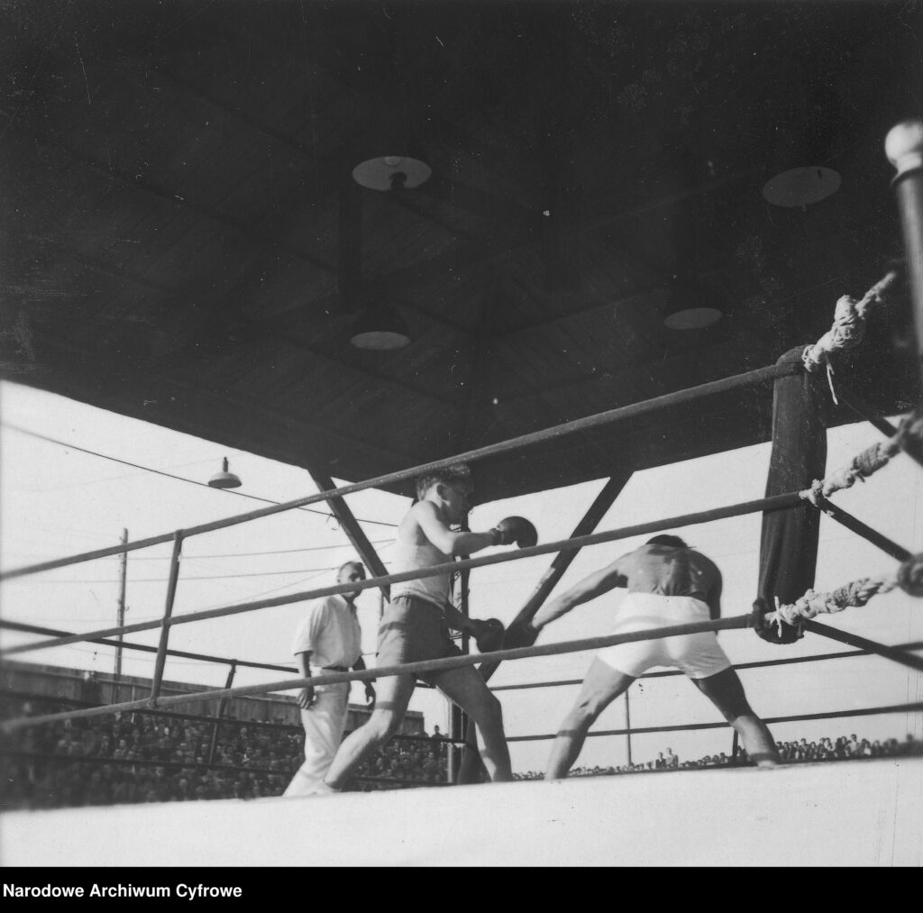 Aleksy Antkiewicz podczas walki na ringu fot. NAC/domena publiczna