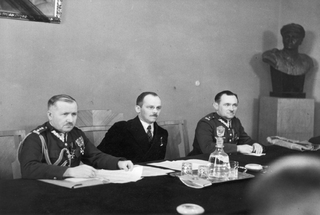 Prezydium Zjazdu Polskiego Związku Strzelectwa Sportowego w Warszawie (1936). Od lewej: płk Stanisław Wecki, pułkownik Leśniewski i mjr Stanisław Stawarz.